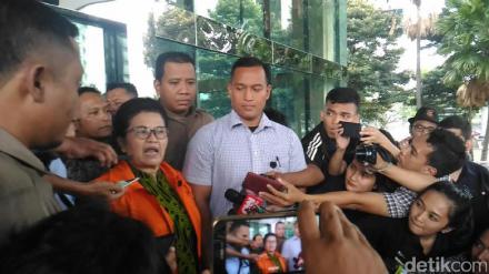Eks Menkes Siti Fadilah: Cuma Ditanya Kenal ini atau Enggak kok Ditahan?